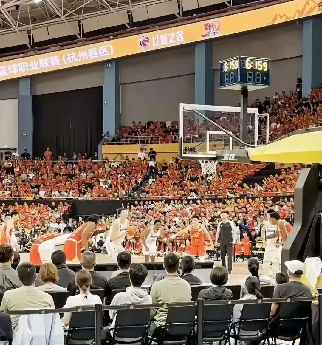 OD体育官方-包含广厦男篮迎CBA常规赛关键赛,国际比赛日再遭质疑,球迷炸锅,更衣室氛围转暖的词条
